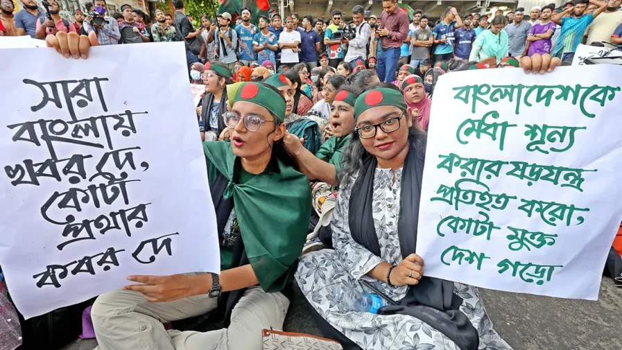 তীব্র গরমের মধ্যে কোটাবিরোধী আন্দোলনে স্রোগানে মুখর রাজধানীর শাহবাগ। গোপন বন্দিশালায় থাকা ইলেকট্রিক চেয়ার দেখছেন প্রধান উপদেষ্টা অধ্যাপক মুহাম্মদ ইউনূসসহ অন্যরা।