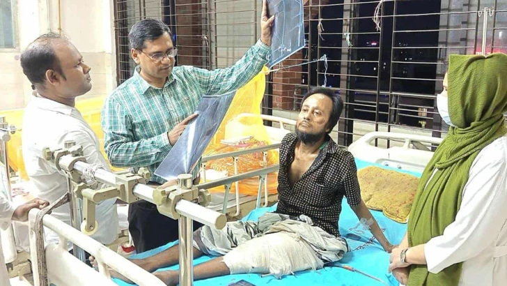 হাসপাতালে ইব্রাহিমকে দেখতে যান ডা. আ. ন. ম. মনোয়ারুল কাদির বিটু। ছবি : সংগৃহীত